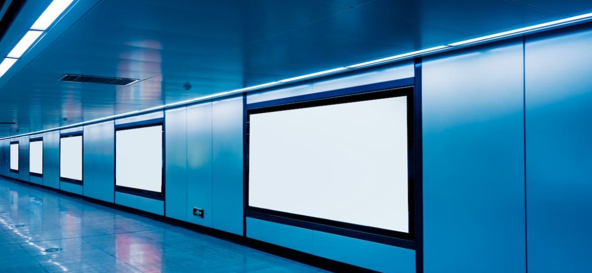 couloir-moderne-aeroport-station-metro-panneaux-blancs