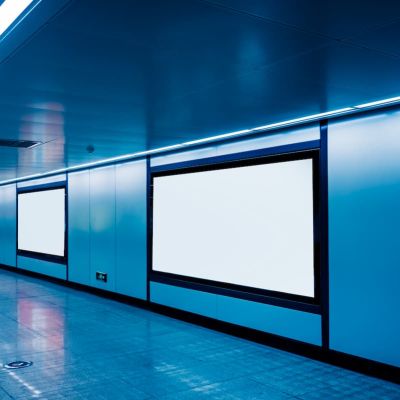 couloir-moderne-aeroport-station-metro-panneaux-blancs